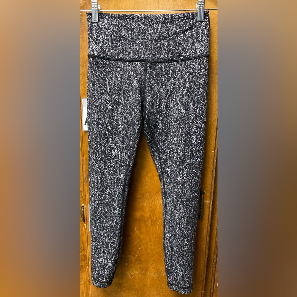 Lululemon cropped Wunder Under leggings Sz 6